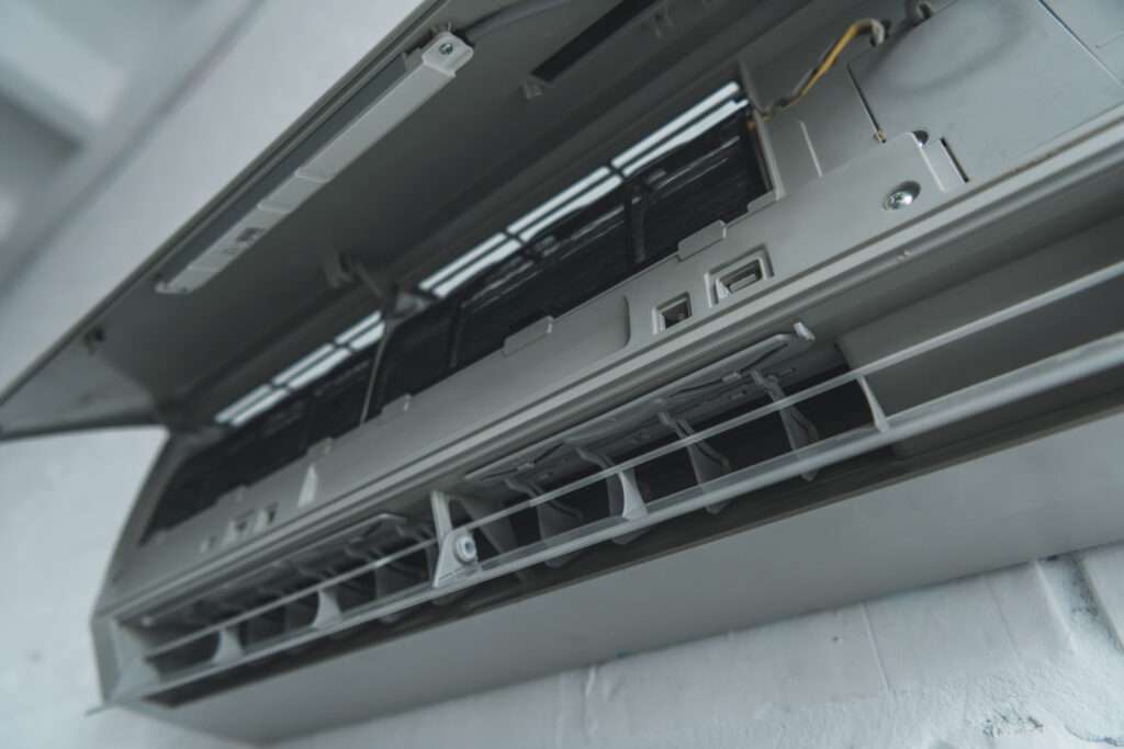 Binnenunit van een airco geopend voor onderhoud en reiniging van de filters.