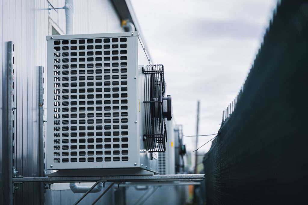 Industriële airco buitenunit gemonteerd aan een bedrijfsgebouw – Grijzeboom.com