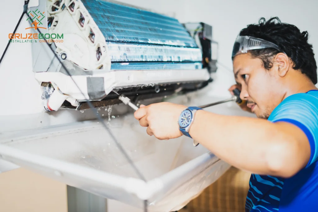 Airco onderhoud Noord-Holland door Grijzeboom waarbij binnenunit grondig wordt gereinigd voor betere prestaties