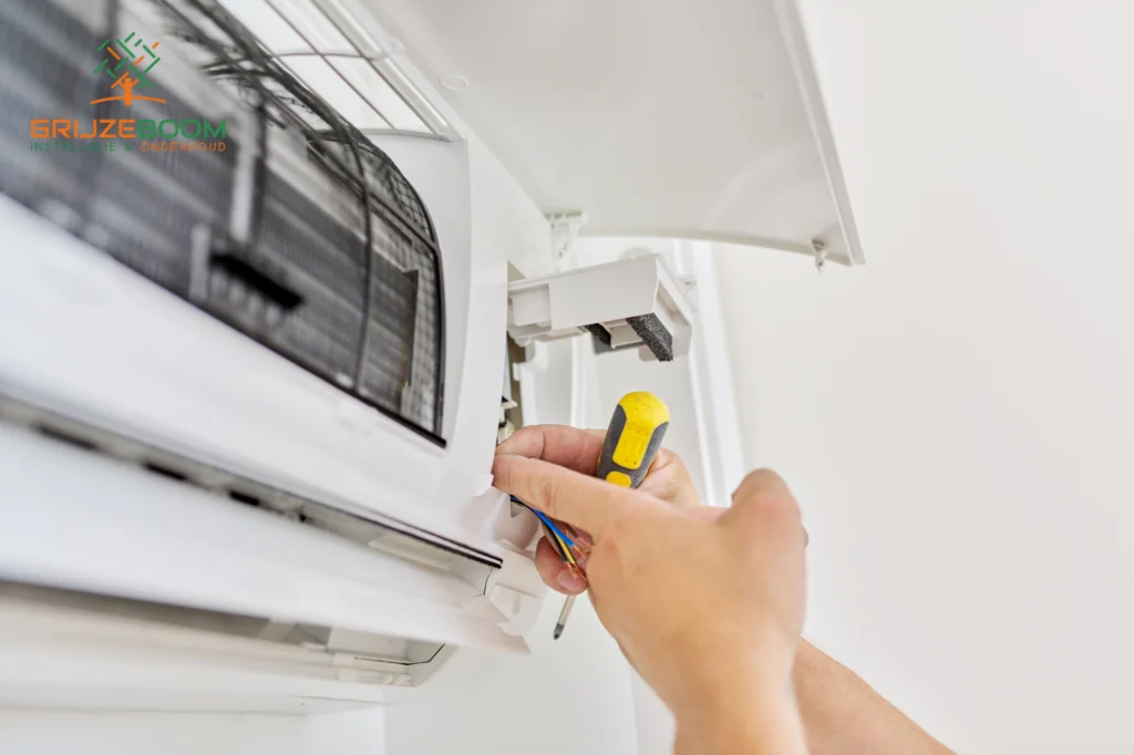 Airco installatie Noord-Holland door Grijzeboom monteur die binnenunit professioneel aansluit en afstelt