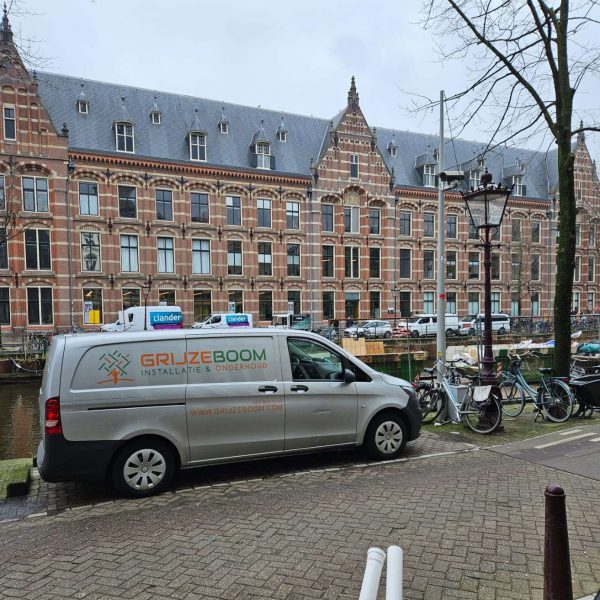 Grijzeboom Installatietechniek | Installatie & Onderhoud in Amsterdam Grijzeboom servicebus geparkeerd in Amsterdam, klaar voor installatie- en onderhoudswerkzaamheden.
