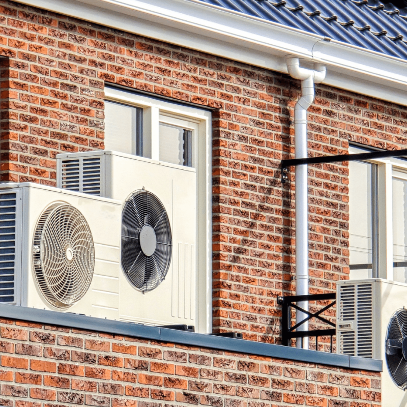 Warmtepomp installatie Amsterdam – meerdere buitenunits bij woongebouw | Grijzeboom.com