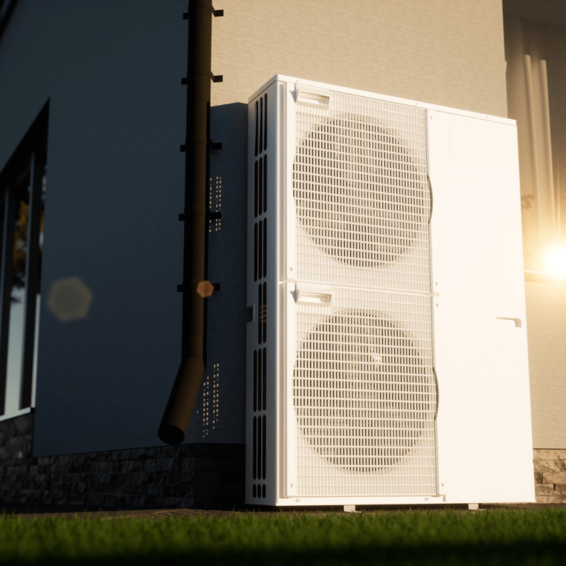 Grote warmtepompbuitenunit met twee ventilatoren naast de gevel van een woning
